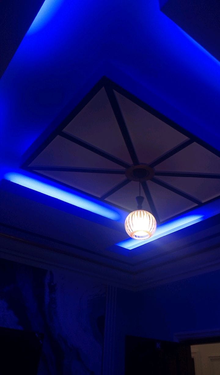 Plafond ouvragé de l'Auberge Shabair en lumière bleue