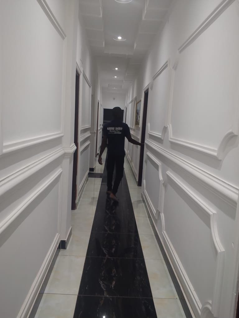 Couloir en marbre noir et moulures blanches